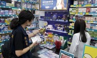 Quan chức y tế thành phố ở Cao Hùng, Đài Loan (Trung Quốc), kiểm tra các sản phẩm của Kobayashi tại một hiệu thuốc trong thành phố ngày 27/3. (Ảnh: CNA)