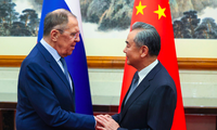 Ngoại trưởng Nga Sergei Lavrov trong một dịp gặp Bộ trưởng Ngoại giao Trung Quốc Vương Nghị. (Ảnh: AP)