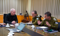 Bộ trưởng Quốc phòng Israel Yoav Gallant (trái) gặp các tướng lĩnh tại văn phòng ở Tel Aviv ngày 7/4. (Ảnh: BQP Israel) 