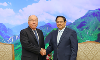 Thủ tướng Phạm Minh Chính tiếp Bộ trưởng Ngoại giao Brazil Mauro Vieira ngày 10/4. (Ảnh: Nhật Minh) 