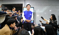 Lãnh đạo đảng Dân chủ Lee Jae-myung phát biểu sau khi có kết quả sơ bộ cuộc bầu cử quốc hội Hàn Quốc ngày 10/4. (Ảnh: Reuters)