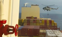 Hình ảnh được Iran công bố cho thấy chiếc trực thăng đáp xuống một tàu hàng. (Ảnh: AP)