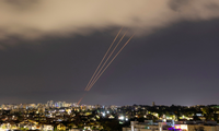 Tên lửa đánh chặn của Israel hoạt động sáng 14/4. (Ảnh: Reuters)