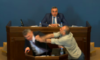 Cảnh ẩu đả trong phiên họp Quốc hội Georgia ngày 15/4. (Ảnh: Reuters)