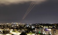 Hệ thống phòng thủ tên lửa của Israel hoạt động để đối phó với cuộc tấn công ồ ạt từ trên không của Iran trong đêm 13/4. (Ảnh: Reuters)