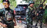 Các thành viên của Quân đội giải phóng quốc gia Karen chuẩn bị đi tuần ở Myawaddy, sau khi giành quyền kiểm soát từ chính quyền quân sự Myanmar. (Ảnh: Reuters)