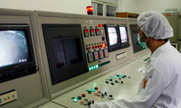 Một kỹ thuật viên Iran làm việc trong phòng điều khiển tại cơ sở uranium ở Isfahan. (Ảnh: Reuters)