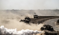 Các xe quân sự Israel rút khỏi miền trung dải Gaza ngày 17/4. (Ảnh: Anadolu)