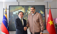 Tổng thống Venezuela Nicolás Maduro chào mừng Phó Thủ tướng Trần Lưu Quang tới thăm Venezuela. (Ảnh: VGP) 
