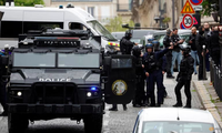 Cảnh sát bao vây hiện trường quanh lãnh sự quán Iran ở Paris sau khi nhận được tin báo. (Ảnh: Reuters)