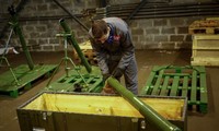 Một nhân viên của Ukrainian Armor chuẩn bị đặt súng cối vào hộp tại khu nhà xưởng không được công khai vị trí. (Ảnh: Reuter)