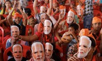 Những người ủng hộ Thủ tướng Ấn Độ Narendra Modi đeo mặt nạ ủng hộ ông trong cuộc tập trung ở Meerut ngày 31/3. (Ảnh: Reuters)