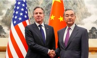 Ngoại trưởng Mỹ Antony Blinken và người đồng cấp Trung Quốc Vương Nghị chụp ảnh chung trước cuộc hội đàm ngày 26/4. (Ảnh: Reuters)