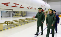 Bộ trưởng Quốc phòng Nga Sergei Shoigu thị sát tiến độ xây dựng và hiện đại hóa sân bay vũ trụ Plesetsk ở vùng Arkhangelsk, Nga, ngày 24/4. (Ảnh: Reuters)