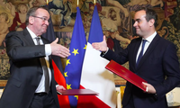 Hai bộ trưởng quốc phòng Pháp và Đức ký thoả thuận chế tạo xe tăng ngày 26/4. (Ảnh: Euro News)