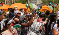 Sinh viên tuần hành và biểu tình trong khuôn viên Đại học Columbia để ủng hộ người Palestine. (Ảnh: Reuters)