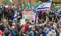 Cảnh sát đứng giữa nhóm phản biểu tình và khu cắm trại biểu tình ủng hộ người Palestine tại khuôn viên ĐH McGill ở Montreal, Quebec, Canada, ngày 2/5.