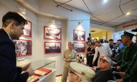 3 cựu chiến binh Pháp cùng Quốc vụ khanh Bộ Quốc phòng Pháp trong chuyến thăm thăm Bảo tàng Chiến thắng lịch sử Điện Biên Phủ ngày 5/5. (Ảnh: ĐTĐ)