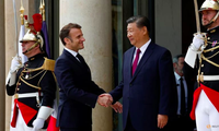 Tổng thống Pháp Emmanuel Macron đón Chủ tịch Trung Quốc Tập Cận Bình ngày 6/5. (Ảnh: Reuters)