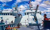Hai tàu chiến Trung Quốc ở quân cảng Ream. (Ảnh: AP)