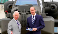 Vua Charles và Hoàng tử William tại lễ chuyển giao. (Ảnh: Reuters)