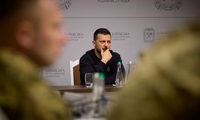 Tổng thống Ukraine Volodymir Zelensky trong cuộc họp ở Kharkiv ngày 16/5. (Ảnh: Reuters)