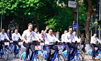 Thủ tướng Phạm Minh Chính và Thủ tướng Hà Lan Mark Rutte cùng đạp xe ở Hà Nội trong dịp gặp vào tháng 11/2023. (Ảnh: Như Ý)
