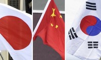 Quốc kỳ Nhật Bản, Trung Quốc và Hàn Quốc. (Ảnh: Kyodo)