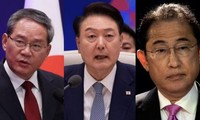 (Từ trái qua) Thủ tướng Trung Quốc Lý Cường, Tổng thống Hàn Quốc Yoon Suk Yeol, và Thủ tướng Nhật Bản Fumio Kishida. (Ảnh: Reuters)