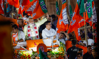 Thủ tướng Ấn Độ Narendra Modi vẫy tay chào những người ủng hộ ông trong khi thực hiện cuộc vận động ở Kolkata ngày 28/5. (Ảnh: Reuters)