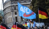 Người ủng hộ vẫy cờ của AfD ở Đức. (Ảnh: X)