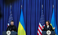 Phó Tổng thống Mỹ Kamala Harris trong cuộc gặp Tổng thống Ukraine Volodymir Zelensky ngày 17/2 tại Đức. (Ảnh: Reuters)