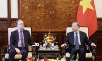 Chủ tịch nước Tô Lâm tiếp Đại sứ Nga tại Việt Nam Gennady Bezdetko. (Ảnh: TTXVN)
