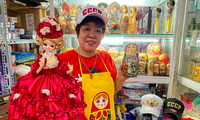 Bà Nguyễn Thị Hồng Vân, 55 tuổi, từng sống và làm việc ở Nga 20 năm, nay đang bán đồ lưu niệm tại cửa hàng ở Hà Nội. (Ảnh: Reuters)