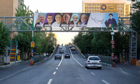 Chân dung 4 ứng viên tổng thống Iran trên con phố ở thủ đô Tehran ngày 17/6. (Ảnh: Reuters)