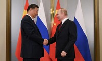 Tổng thống Nga Vladimir Putin gặp Chủ tịch Trung Quốc Tập Cận Bình bên lề thượng đỉnh SCO tại Astana ngày 3/7. (Ảnh: Sputnik)