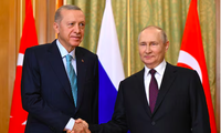 Tổng thống Thổ Nhĩ Kỳ Tayyip Erdogan bắt tay Tổng thống Vladimir Putin tại Sochi tháng 9/2023. (Ảnh: Sputnik)
