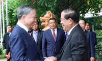 Chủ tịch Thượng viện Hun Sen đón Chủ tịch nước Tô Lâm ngày 12/7. (Ảnh: TTXVN)