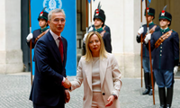 Thủ tướng Ý Giorgia Meloni và Tổng thư ký NATO Jens Stoltenberg bắt tay trong cuộc gặp ở Palazzo Chigi, Ý, ngày 8/5. (Ảnh: Reuters)