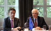 Đại diện cấp cao EU về chính sách đối ngoại và an ninh Josep Borrell (phải) và Đại sứ EU tại Việt Nam Julien Guerrier trong cuộc gặp báo chí ngày 31/7. (Ảnh: TH)