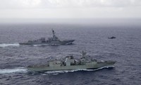 Tàu khu trục tên lửa dẫn đường USS Chung-Hoon của Hải quân Mỹ cùng tàu khu trục HMCS Montreal của Hải quân Hoàng gia Canada trong hoạt động phối hợp ở châu Á tháng 5/2023. (Ảnh: Reuters)