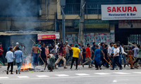 Một nhóm cầm gậy gộc trên phố trong cuộc biểu tình ngày 4/8 để đòi Thủ tướng Bangladesh Sheikh Hasina từ chức. (Ảnh: Reuters)