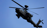 Chiếc trực thăng Apache AH-64 tham gia một cuộc tập trận ở Hàn Quốc ngày 14/8. (Ảnh: Reuters)