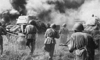 Hồng quân Liên Xô và xe tăng T-34 phản công từ mặt trận phía nam, tháng 7/1943. (Ảnh tư liệu)