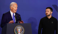 Tổng thống Ukraine Volodymyr Zelenskiy lắng nghe Tổng thống Mỹ Joe Biden phát biểu tại cuộc họp bên lề hội nghị thượng đỉnh kỷ niệm 75 năm thành lập NATO tại Washington ngày 11/7. (Ảnh: Reuters)