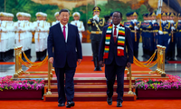 Chủ tịch Trung Quốc Tập Cận Bình chủ trì lễ đón Tổng thống Zimbabwe Emmerson Mnangagwa tại Đại lễ đường Nhân dân ở Bắc Kinh ngày 2/9. (Ảnh: AP)