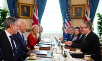 Tổng thống Mỹ Joe Biden và Thủ tướng Anh Keir Starmer cùng các quan chức cấp cao của hai bên tại cuộc họp ở Nhà Trắng ngày 13/9. (Ảnh: AP)