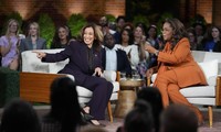 Ứng viên tổng thống Mỹ Kamala Harris và nữ hoàng truyền hình Oprah Winfrey trong sự kiện tối 19/9. (Ảnh: AP)