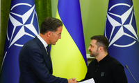 Tổng thống Ukraine Volodymir Zelensky và Tổng thư ký NATO Mark Rutte bắt tay nhau sau cuộc họp báo ngày 3/10 tại Kiev. (Ảnh: Reuters)