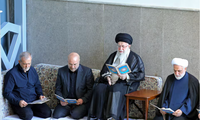 Đại giáo chủ Iran Ayatollah Ali Khamenei tham dự lễ tưởng niệm cố lãnh đạo Hezbollah Hassan Nasrallah tại Tehran ngày 4/10. (Ảnh: WANA)